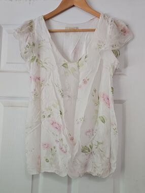 Lightweight White Floral V-Neck Blouse with Cap Sleeves